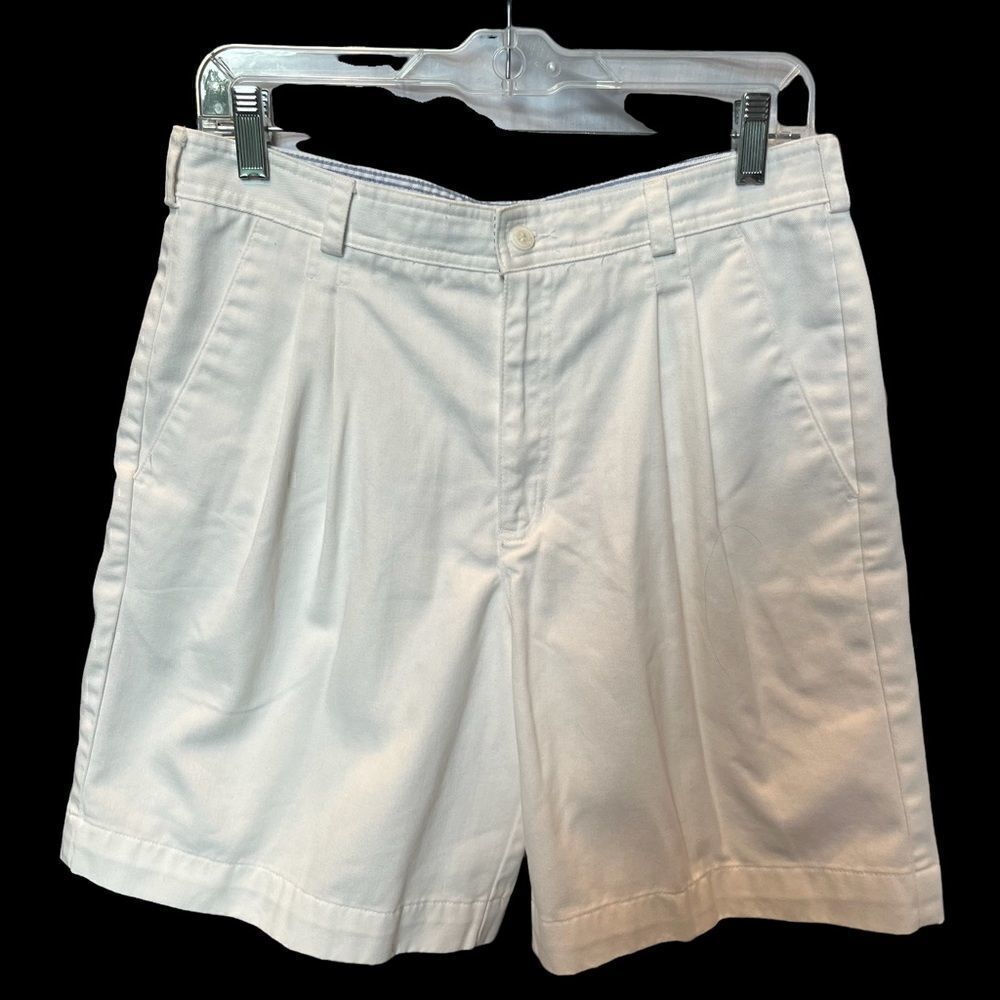 Liz Claiborne bermuda shorts white Size 12 cotton 3 pockets pleats belt loops